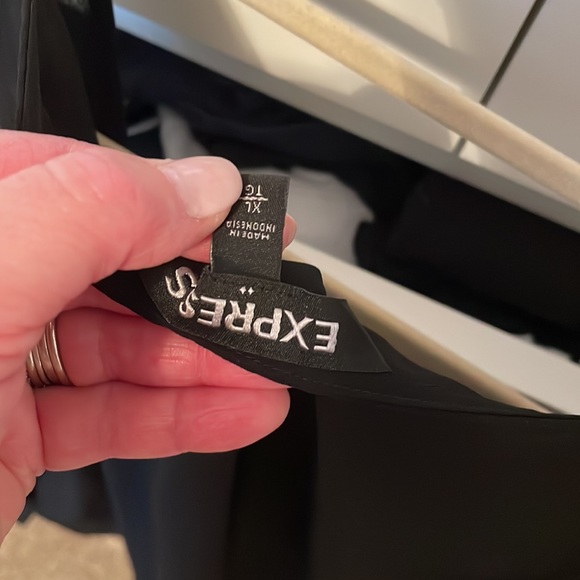 Black Loose Fitting Tank Top - Express - Picture 3 of 3